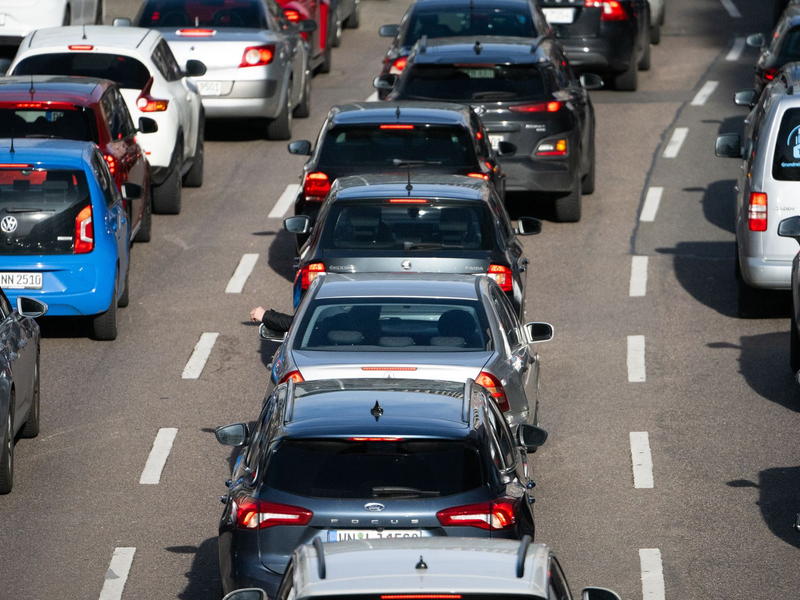 Die Menschen in Deutschland sind vergangenes Jahr wieder weiter mit ihren Autos gefahren. (Archivbild) - Foto: Marijan Murat/dpa