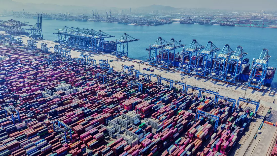 Trotz des Handelskonflikts mit den USA ist Chinas Wirtschaft im zweiten Quartal deutlich gewachsen. Doch viele Probleme bleiben ungelöst. (Archivbild)  - Bild: Uncredited/CHINATOPIX/AP/dpa