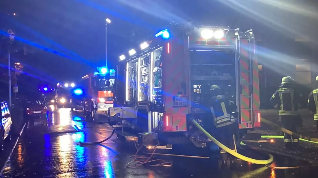 FW-BN: Fahrzeugbrand in Tiefgarage - insgesamt 44 Personen müssen zeitweise ihre Wohnungen verlassen - Bild: presseportal.de