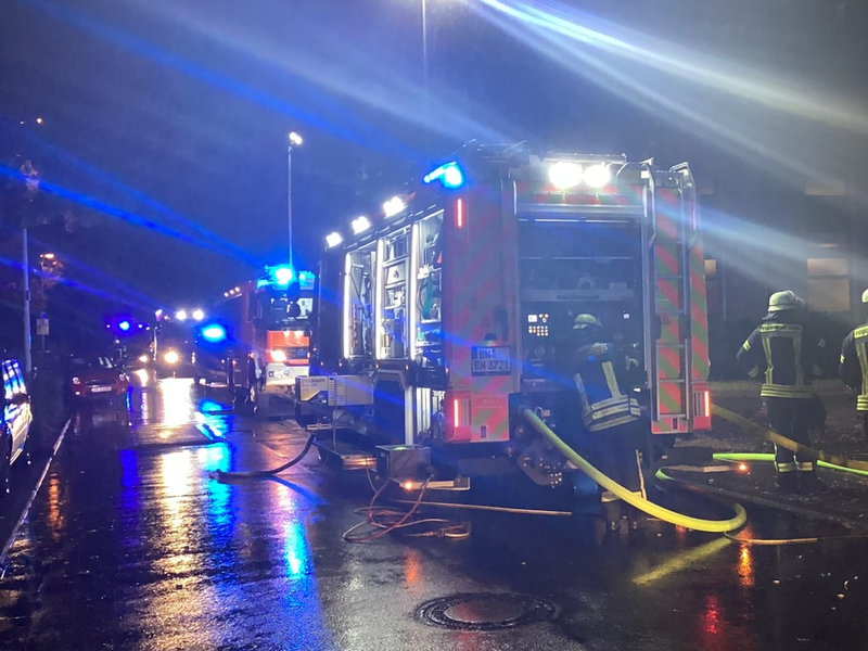 FW-BN: Fahrzeugbrand in Tiefgarage - insgesamt 44 Personen müssen zeitweise ihre Wohnungen verlassen - Foto: presseportal.de