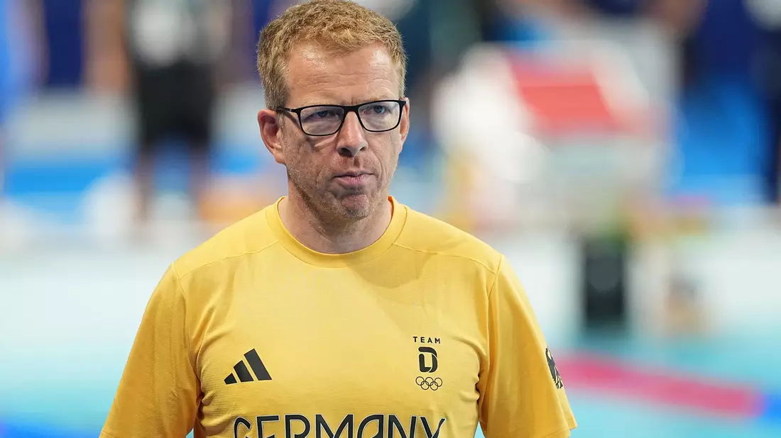 Bundestrainer Bernd Berkhahn hat den Zeitpunkt der Renn-Verschiebung kritisiert. - Bild: Michael Kappeler/dpa