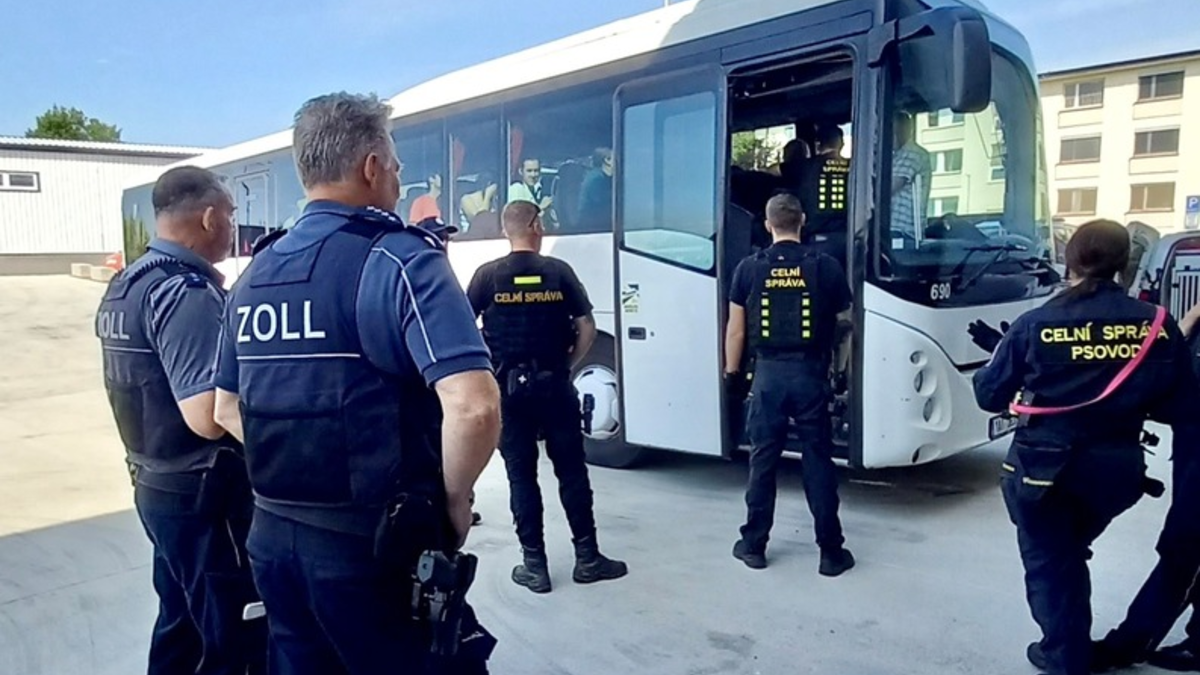 HZA-R: Erfolgreiche Zusammenarbeit zwischen deutschem und tschechischem Zoll: Drogenspürhund 