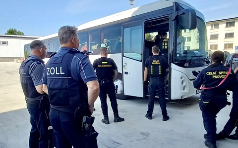 HZA-R: Erfolgreiche Zusammenarbeit zwischen deutschem und tschechischem Zoll: Drogenspürhund Dobby wird bei gemeinsamen Buskontrolle in Karlsbad fündig - Foto: presseportal.de