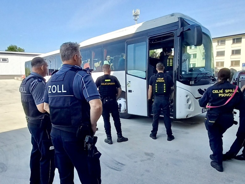 HZA-R: Erfolgreiche Zusammenarbeit zwischen deutschem und tschechischem Zoll: Drogenspürhund Dobby wird bei gemeinsamen Buskontrolle in Karlsbad fündig - Foto: presseportal.de