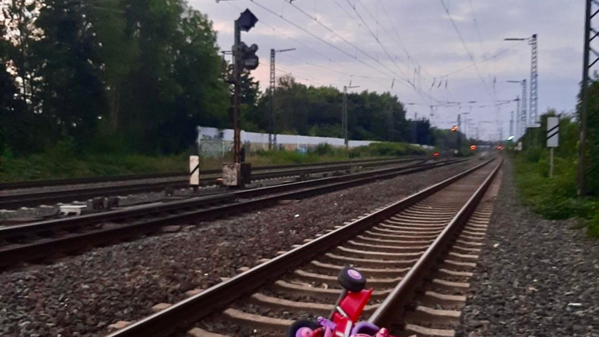 BPOL NRW: Kinderdreirad auf Gleise gelegt - Bundespolizei ermittelt und warnt vor Gefahren - Foto: presseportal.de