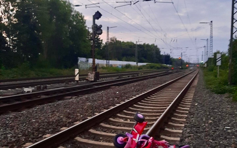 BPOL NRW: Kinderdreirad auf Gleise gelegt - Bundespolizei ermittelt und warnt vor Gefahren - Foto: presseportal.de BPOL NRW: Kinderdreirad auf Gleise gelegt - Bundespolizei ermittelt und warnt vor Gefahren - Foto: presseportal.de