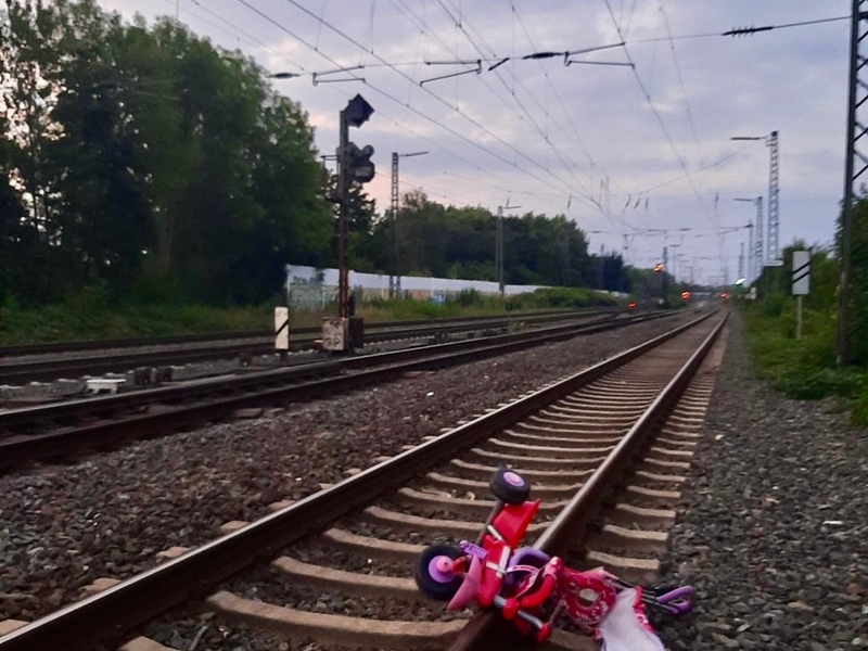 BPOL NRW: Kinderdreirad auf Gleise gelegt - Bundespolizei ermittelt und warnt vor Gefahren - Foto: presseportal.de