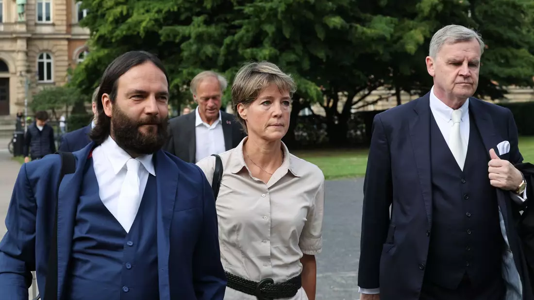 Christina Block kommt am zweiten Prozesstag mit ihren Verteidigern zum Landgericht. - Bild: Christian Charisius/dpa