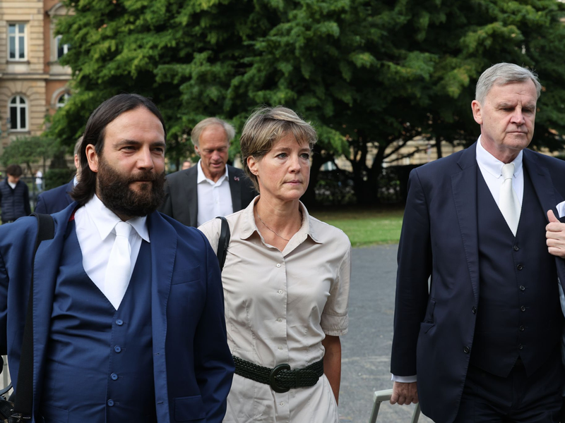 Christina Block kommt am zweiten Prozesstag mit ihren Verteidigern zum Landgericht. - Foto: Christian Charisius/dpa