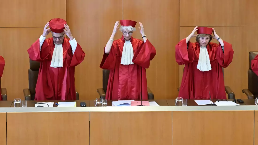Das höchste deutsche Gericht beschäftigte sich mit einer Verfassungsbeschwerde von zwei jemenitischen Männern, deren Verwandte 2012 bei einem US-Drohnenangriff in ihrem Heimatort getötet worden waren.  - Bild: Uli Deck/dpa