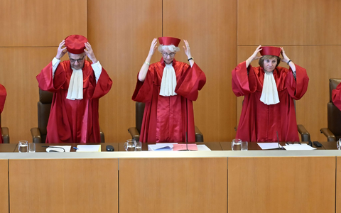 Das höchste deutsche Gericht beschäftigte sich mit einer Verfassungsbeschwerde von zwei jemenitischen Männern, deren Verwandte 2012 bei einem US-Drohnenangriff in ihrem Heimatort getötet worden waren.  - Foto: Uli Deck/dpa