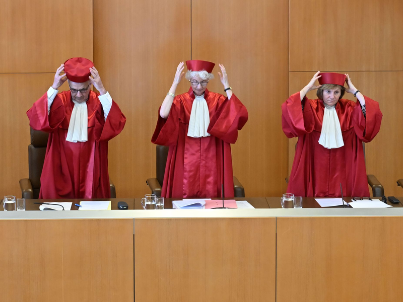 Das höchste deutsche Gericht beschäftigte sich mit einer Verfassungsbeschwerde von zwei jemenitischen Männern, deren Verwandte 2012 bei einem US-Drohnenangriff in ihrem Heimatort getötet worden waren.  - Foto: Uli Deck/dpa