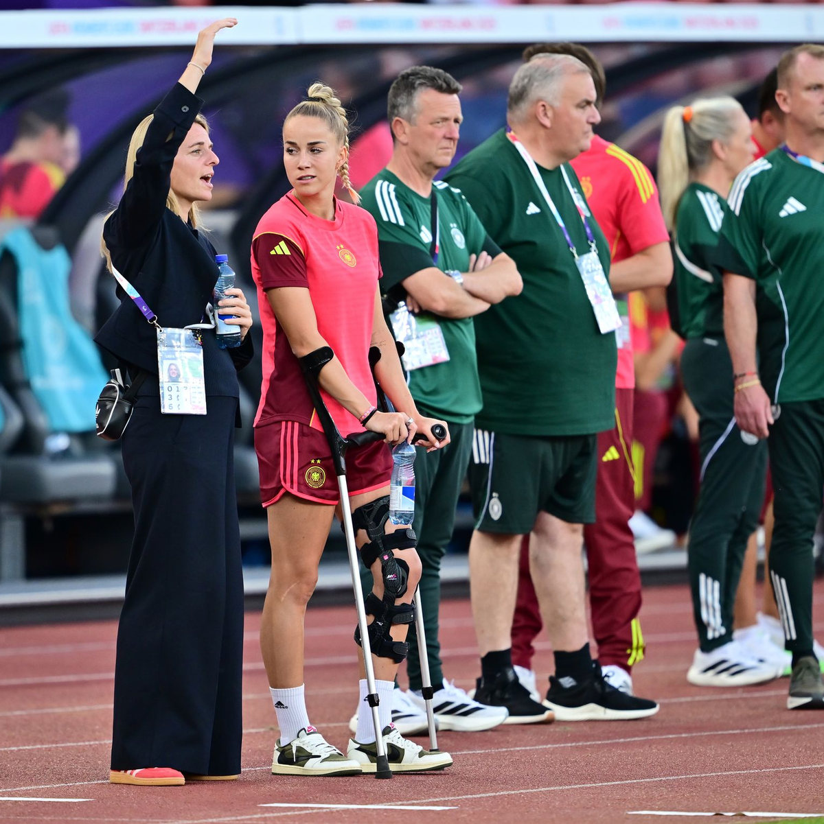 DFB-Direktorin Nia Künzer (l) steht für die nächsten Jahre in der Verantwortung. - Foto: Sebastian Christoph Gollnow/dpa