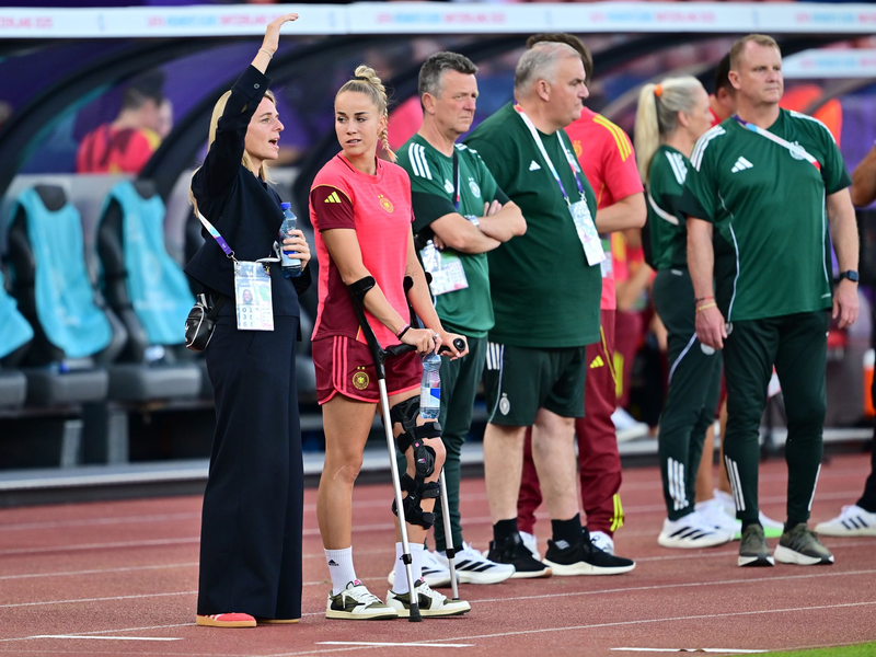 DFB-Direktorin Nia Künzer (l) steht für die nächsten Jahre in der Verantwortung. - Foto: Sebastian Christoph Gollnow/dpa