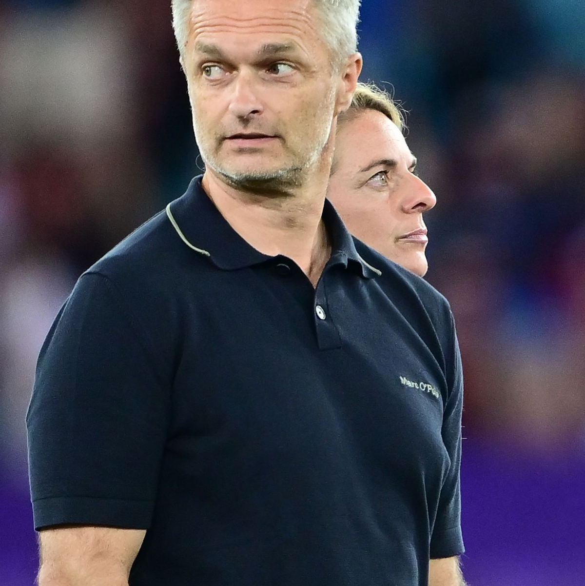 Anspannung vor dem Viertelfinale: Bundestrainer Christian Wück und Sportdirektorin Nia Künzer. - Foto: Sebastian Christoph Gollnow/dpa