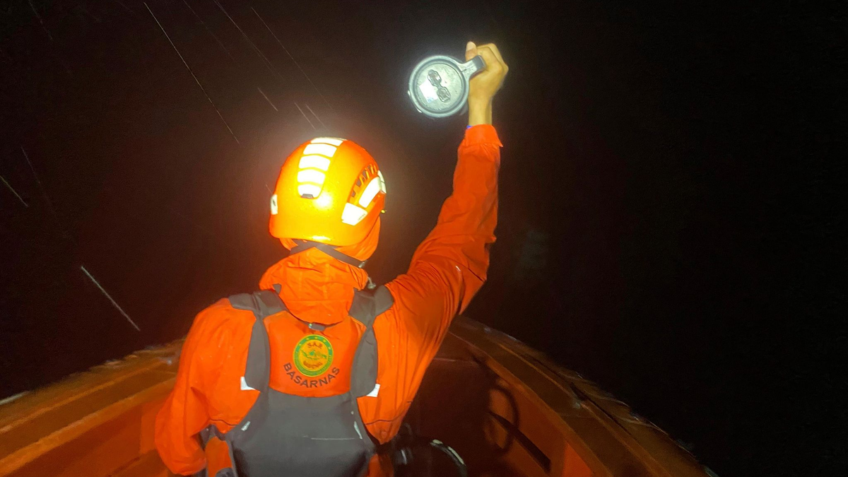 Einsatzkräfte fanden die Schiffbrüchigen nach langer Suche. - Foto: Uncredited/BASARNAS/AP/dpa