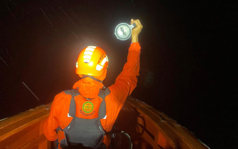 Einsatzkräfte fanden die Schiffbrüchigen nach langer Suche. - Foto: Uncredited/BASARNAS/AP/dpa