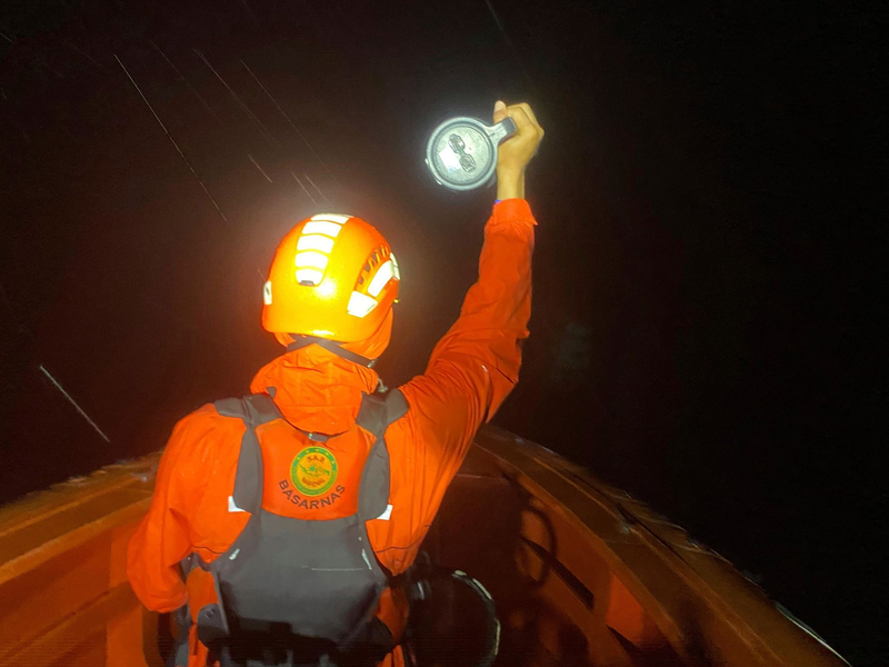 Einsatzkräfte fanden die Schiffbrüchigen nach langer Suche. - Foto: Uncredited/BASARNAS/AP/dpa