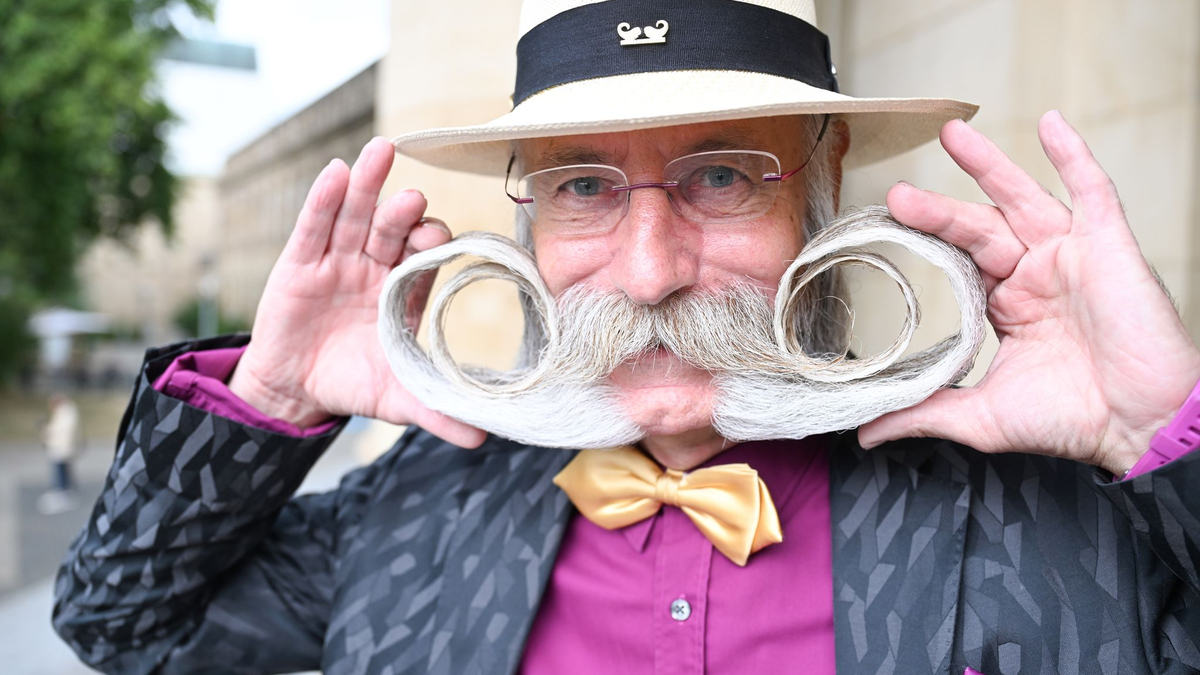 Sein Bart sei mehr als 50 Jahre alt, sagt der Bartweltmeister. - Foto: Bernd Weißbrod/dpa