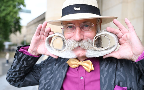 Sein Bart sei mehr als 50 Jahre alt, sagt der Bartweltmeister. - Foto: Bernd Weißbrod/dpa