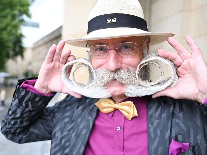 Sein Bart sei mehr als 50 Jahre alt, sagt der Bartweltmeister. - Foto: Bernd Weißbrod/dpa