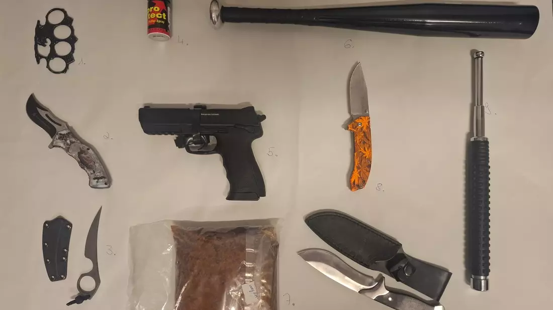 POL-K: 250715-2-K Brennpunktteam Kalk stellt erneut zahlreiche Waffen und verbotene Gegenstände sicher - Bild: presseportal.de
