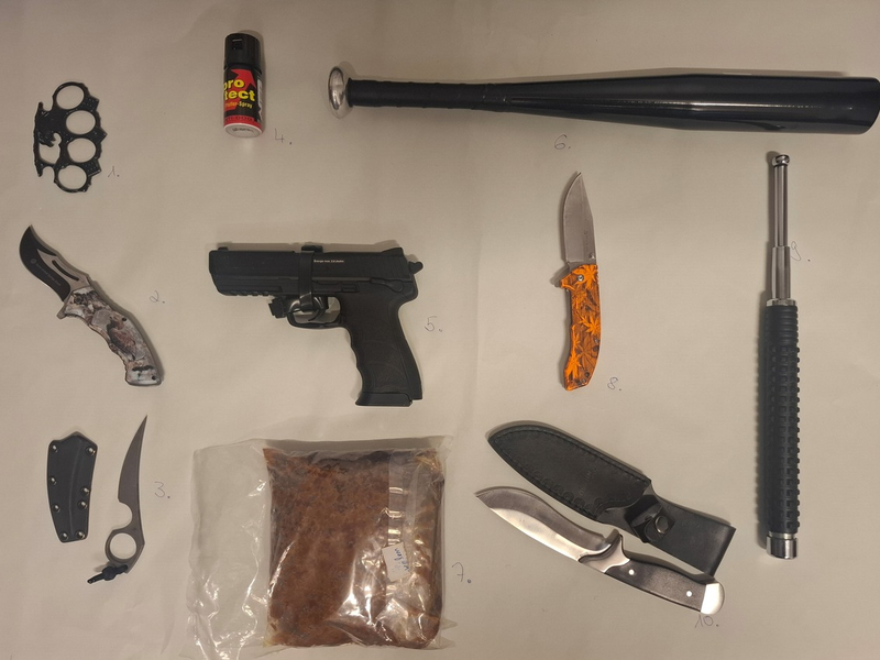 POL-K: 250715-2-K Brennpunktteam Kalk stellt erneut zahlreiche Waffen und verbotene Gegenstände sicher - Foto: presseportal.de