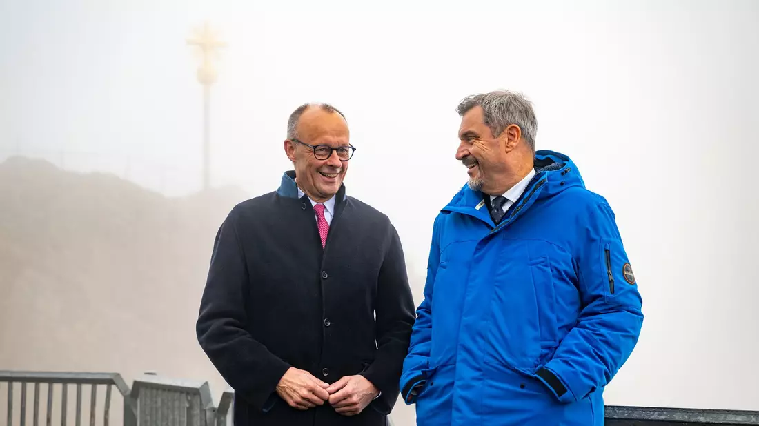 Nach seinem Treffen mit dem bayerischen Kabinett äußerte sich Kanzler Merz auch zur globalen Mindeststeuer - er steht dem Konzept demnach sehr skeptisch gegenüber.  - Bild: Peter Kneffel/dpa