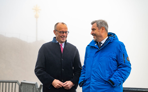 Empfangen wurde der Kanzler unter anderem von einer Abordnung von Gebirgsschützen. - Foto: Peter Kneffel/dpa