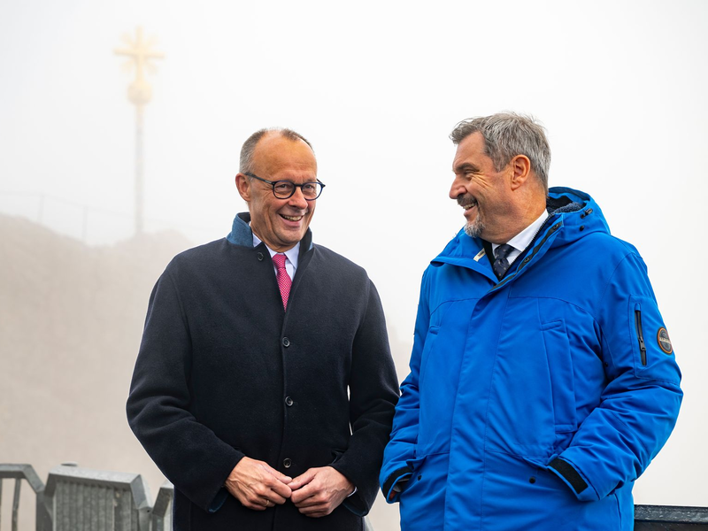 Nach seinem Treffen mit dem bayerischen Kabinett äußerte sich Kanzler Merz auch zur globalen Mindeststeuer - er steht dem Konzept demnach sehr skeptisch gegenüber.  - Foto: Peter Kneffel/dpa