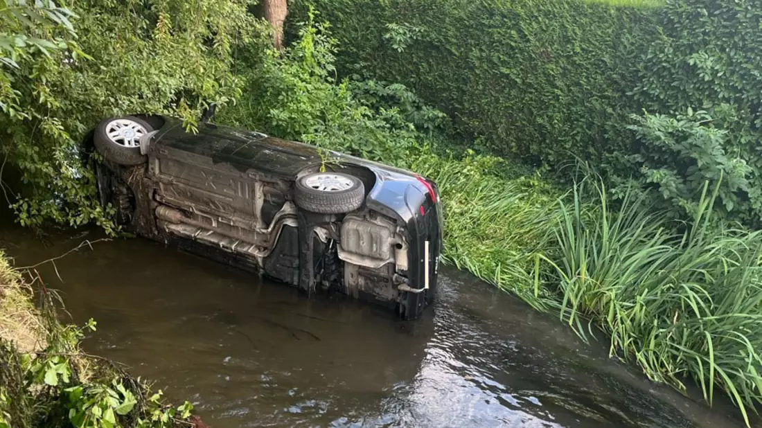 POL-REK: 250715-2: Auto landet nach Alleinunfall in der Erft - Bild: presseportal.de