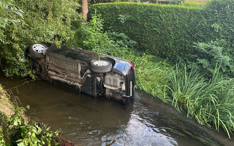 POL-REK: 250715-2: Auto landet nach Alleinunfall in der Erft - Foto: presseportal.de