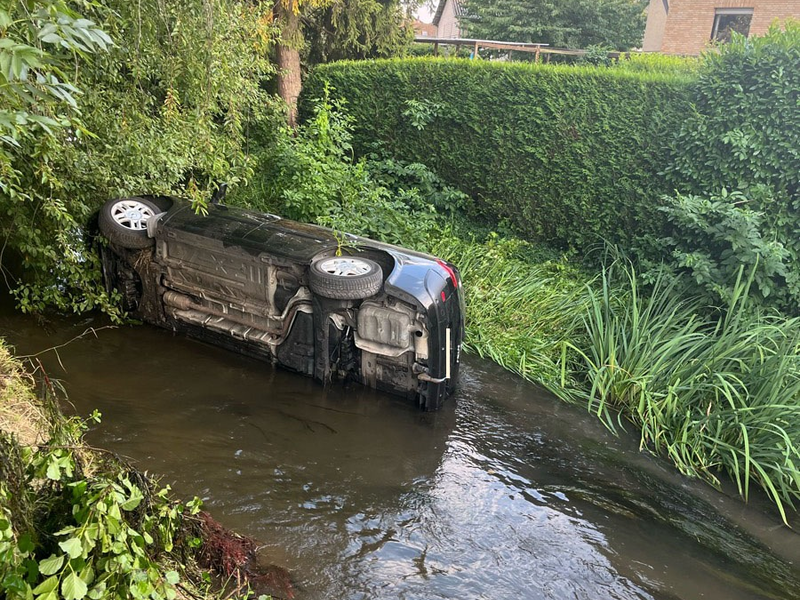POL-REK: 250715-2: Auto landet nach Alleinunfall in der Erft - Foto: presseportal.de