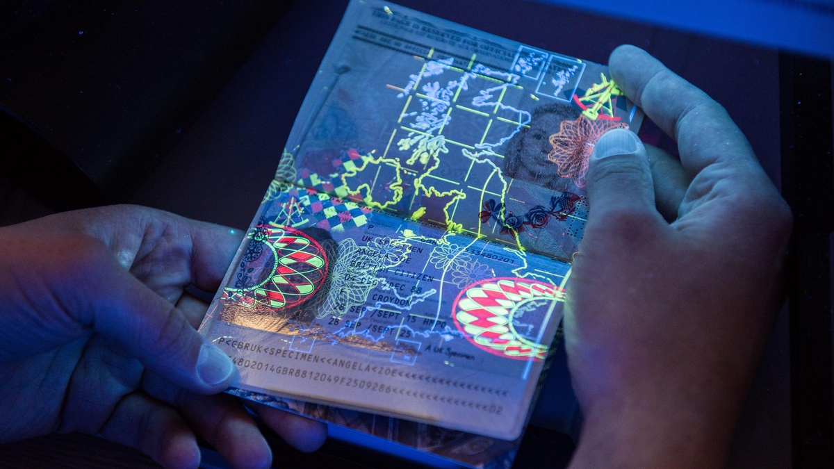 BPOL NRW: 3 Frauen mit total gefälschten Ausweisen von Bundespolizei in Fernreisebus gestellt - Rückführung erfolgte in die Niederlande - Foto: presseportal.de