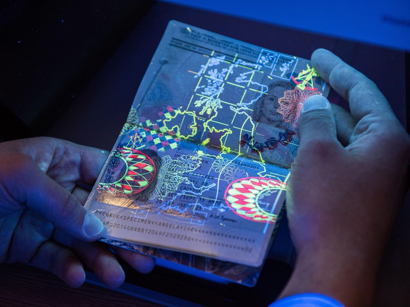 BPOL NRW: 3 Frauen mit total gefälschten Ausweisen von Bundespolizei in Fernreisebus gestellt - Rückführung erfolgte in die Niederlande - Foto: presseportal.de