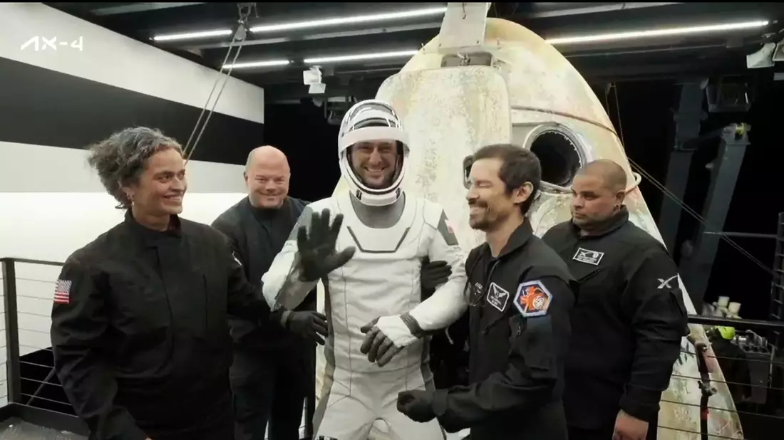 Die Kommandantin der Axiom-Crew, Peggy Whitson, beim Verlassen der SpaceX-Kapsel auf einem Bergungsschiff. - Bild: Uncredited/SpaceX via AP/dpa