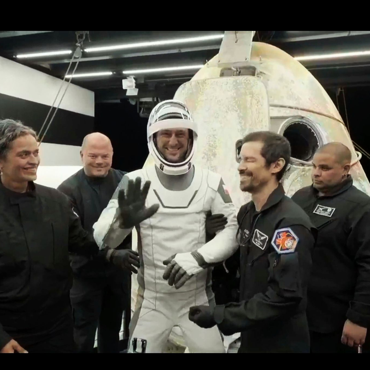 Die Kommandantin der Axiom-Crew, Peggy Whitson, beim Verlassen der SpaceX-Kapsel auf einem Bergungsschiff. - Foto: Uncredited/SpaceX via AP/dpa