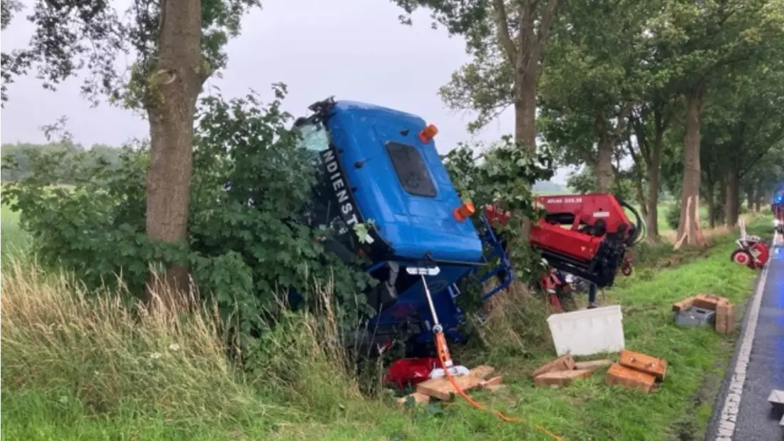 POL-CUX: Verkehrsunfall auf der Landesstraße 128 im Bereich Wollingst - LKW kommt von der Fahrbahn ab - Zwei Personen leicht verletzt - Vollsperrung für die Bergung (Foto im Anhang) - Bild: presseportal.de