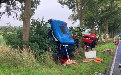 POL-CUX: Verkehrsunfall auf der Landesstraße 128 im Bereich Wollingst - LKW kommt von der Fahrbahn ab - Zwei Personen leicht verletzt - Vollsperrung für die Bergung (Foto im Anhang) - Foto: presseportal.de POL-CUX: Verkehrsunfall auf der Landesstraße 128 im Bereich Wollingst - LKW kommt von der Fahrbahn ab - Zwei Personen leicht verletzt - Vollsperrung für die Bergung (Foto im Anhang) - Foto: presseportal.de