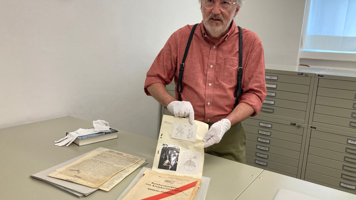 Der US-Historiker Mark Walker präsentiert im Deutschen Museum anhand von Dokumenten neue Erkenntnisse zu Hitlers Atomprogramm - und seinem Scheitern.  - Foto: Sabine Dobel/dpa