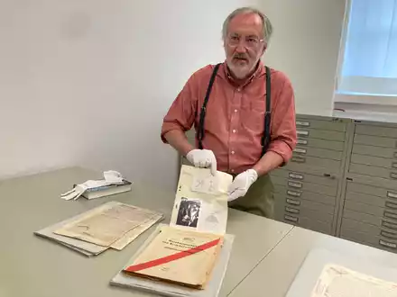 Der US-Historiker Mark Walker präsentiert im Deutschen Museum anhand von Dokumenten neue Erkenntnisse zu Hitlers Atomprogramm - und seinem Scheitern.  - Foto: Sabine Dobel/dpa