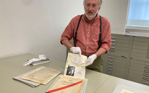 Der US-Historiker Mark Walker präsentiert im Deutschen Museum anhand von Dokumenten neue Erkenntnisse zu Hitlers Atomprogramm - und seinem Scheitern.  - Foto: Sabine Dobel/dpa