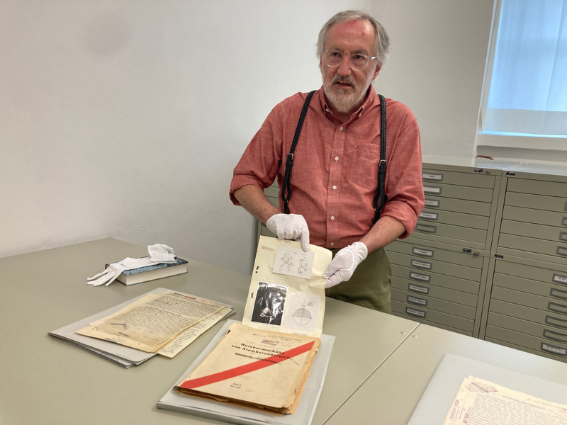Der US-Historiker Mark Walker präsentiert im Deutschen Museum anhand von Dokumenten neue Erkenntnisse zu Hitlers Atomprogramm - und seinem Scheitern.  - Foto: Sabine Dobel/dpa