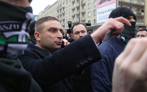 Gegen den polnischen Rechtsaktivisten Robert Bakiewicz gab es ein Urteil wegen Nötigung. (Archivbild) - Foto: Tomasz Gzell/PAP/dpa