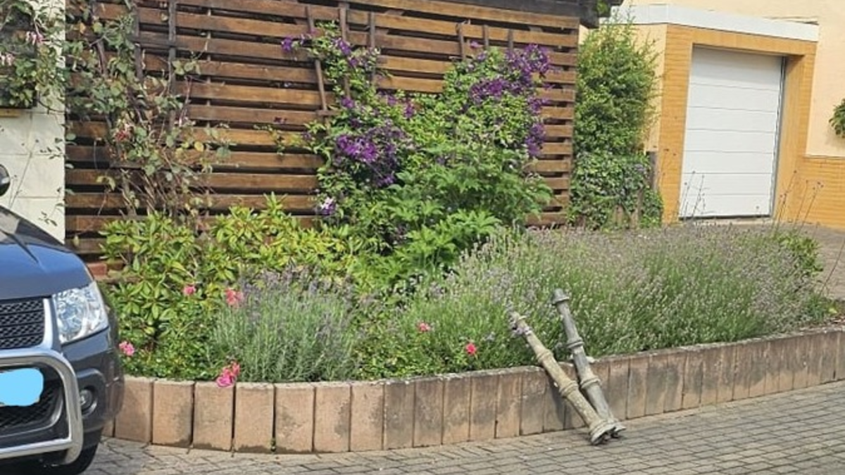 POL-PDMT: Flacht. Begrenzungspfosten beschädigt - Zeugenaufruf - Foto: presseportal.de