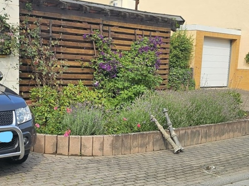 POL-PDMT: Flacht. Begrenzungspfosten beschädigt - Zeugenaufruf - Foto: presseportal.de