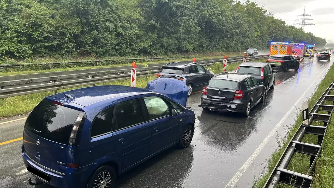 FW Paderborn: Verkehrsunfall mit drei beteiligten PKW - Bild: presseportal.de