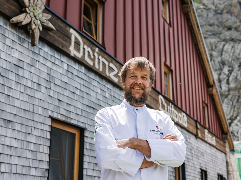 Das Allgäu hat einen neuen BIOSpitzenkoch: Nachhaltiger Genuss auf 1.846 Metern: Christoph Erd bringt 100 % Bio auf die Berghütte - Foto: presseportal.de
