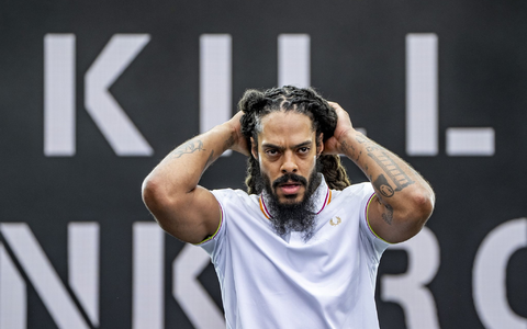 Das Duo Bob Vylan hatte beim Glastonbury-Festival in England einen Eklat ausgelöst. Nun muss sie auf die Teilnahme an einer Europatournee verzichten. (Archivbild) - Foto: Ben Birchall/PA Wire/dpa Das Duo Bob Vylan hatte beim Glastonbury-Festival in England einen Eklat ausgelöst. Nun muss sie auf die Teilnahme an einer Europatournee verzichten. (Archivbild) - Foto: Ben Birchall/PA Wire/dpa