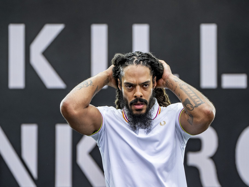 Das Duo Bob Vylan hatte beim Glastonbury-Festival in England einen Eklat ausgelöst. Nun muss sie auf die Teilnahme an einer Europatournee verzichten. (Archivbild) - Foto: Ben Birchall/PA Wire/dpa